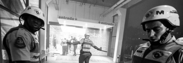 Registro do momento em que a PM joga bombas dentro da loja Tok&Stok, em São Paulo. A UNE denunciou que o jornalista da organização, Rafael Minoro, e o diretor da UEE-SP, Bruno Reis, foram atingidos por estilhaços de bomba, e que a presidenta da União Paulista dos Estudantes Secundaristas, Nicoly Mendes, foi atingida por uma bala de borracha. Foto: Divulgação/UNE