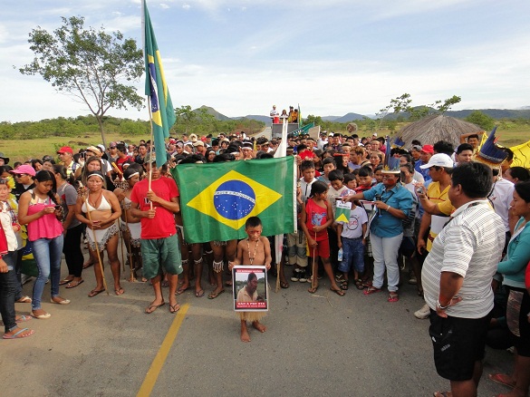 Índios de Roraima bloqueiam rodovia contra a PEC 215