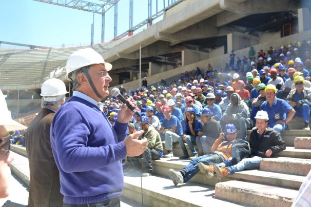 Superintendente discursa para trabalhadores na reforma da Arena da Baixada. Foto: Maurício Mano/MTE