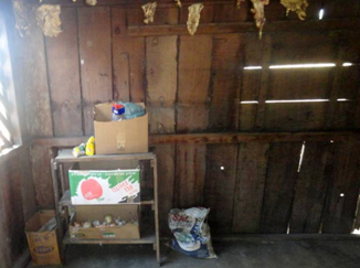 Carnes penduradas na parede da cozinha do alojamento