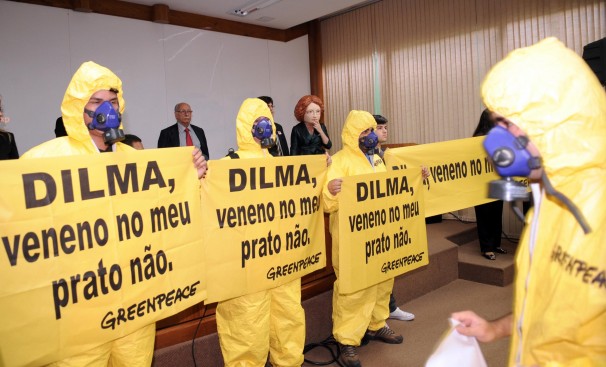 Ativistas do Greenpeace fazem protesto, no Ministério da Ciência e Tecnologia, contra a liberação de alimentos transgênicos (Foto: Roosewelt Pinheiro/Abr)