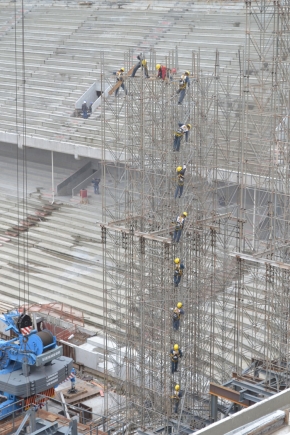Enquanto o superintendente em setembro deste ano parabenizou aos trabalhadores por trabalhar sem ter acidentes na obra da Arena da Baixada, a justiça federal de trabalho resolveu embargar as obras por grave e iminente risco. Foto: CAP/Divulgação.