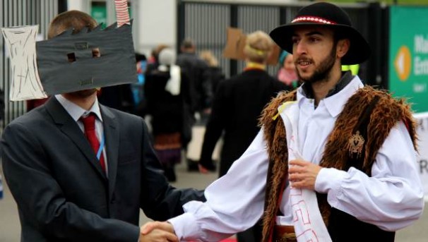 Em protesto realizado durante a Conferência, manifestante fantasiado de usina termelétrica é recebido por polonês. Foto: Marco Cadena/FoE Europe The Polish Gover