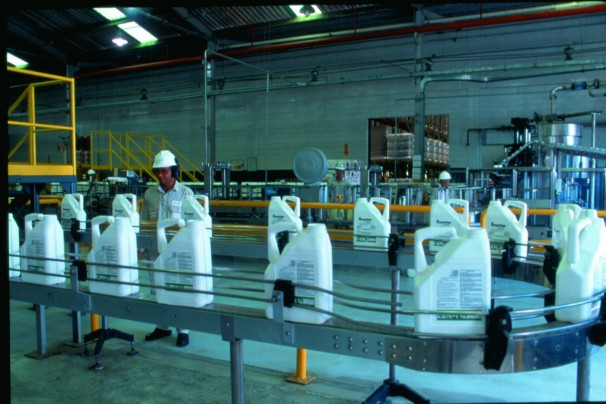 Linha de produção do Roundup, agrotóxico da Monsanto apontado como cancerígeno por pesquisadores (Foto: Divulgação)