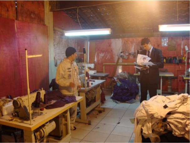 Oficina da marca 775 em condições degradantes de trabalho (Foto: MTE)