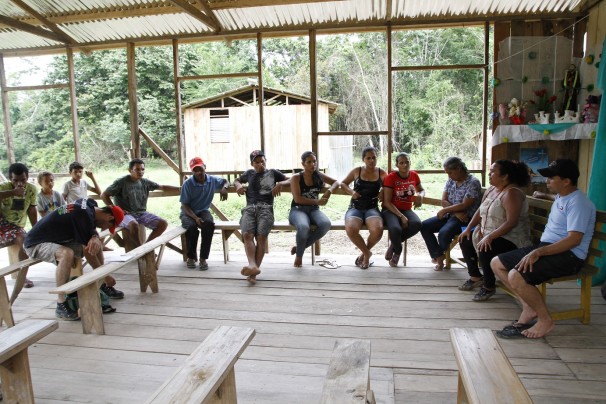 Reunião na igreja da comunidade Valparaiso, cuja madeira foi confiscada para fazer placas do projeto