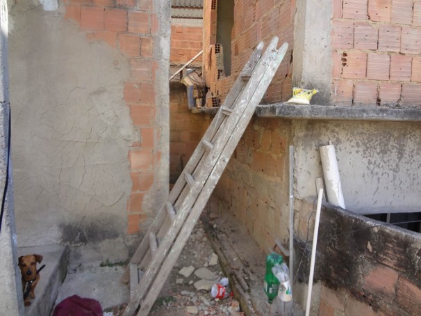 Entrada de um dos alojamentos onde os trabalhadores ficavam