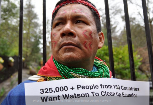 Em 2010, o líder indígena equatoriano Emergildo Criollo viajou até a Califórnia para entregar 350 mil cartas cobrando John Watson, do CEO da Chevron, pela poluição provocada pela empresa na Amazônia Foto: Jonathan McIntosh / Rainforest Action Network