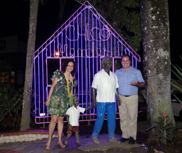 Imagem usada nos materiais de propaganda governamental alusiva aos “25 anos Chico Mendes vive mais”. Nela aparecem o governador Tião Viana e sua esposa Marluce ao lado das estátuas de Chico Mendes e seu filho Sandino, situada na Praça Povos da Floresta, Rio Branco (AC). Fotos: Sérgio Vale/Secom