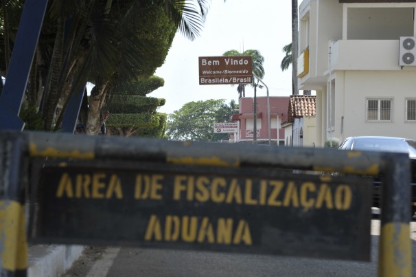 Uma das divisas de Brasileia – município acriano por onde haitianos entram no país –, que faz fronteira com a Bolívia (Foto: Marcello Casal Jr./ABr)