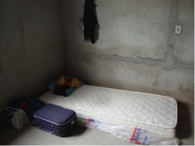 Uma das casas onde os resgatados em Minas Gerais dormiam estava sendo reformada e ainda não tinha camas ou piso (Foto: MTE)