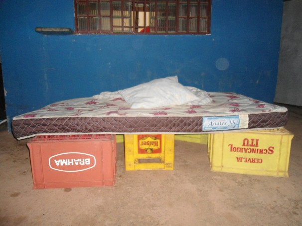 Cama improvisada na frente de alojamento de trabalhadores haitianos de obra do Minha Casa Minha Vida (Foto: MTE)