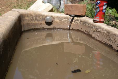 Água para consumo dos trabalhadores de carvoaria em Piracaia (SP), consumida em lata adaptada (Foto: Stefano Wrobleski)