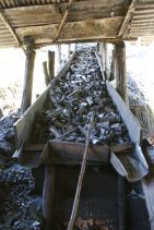 Local por onde o carvão é despejado para ser ensacado em carvoaria de Piracaia (SP), onde foi flagrado trabalho escravo (Foto: Stefano Wrobleski)