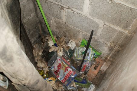 Alojamento de uma das vítimas de trabalho escravo em carvoaria de Piracaia (SP) estava repleto de lixo (Foto: Stefano Wrobleski)