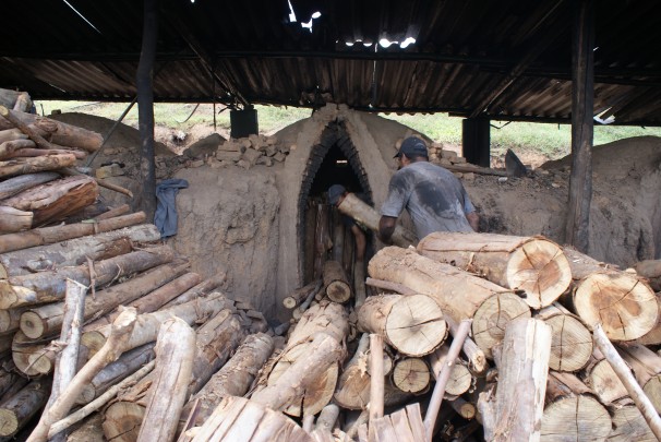 A 100 km da capital paulista, vítimas de trabalho escravo produziam carvão sem qualquer equipamento de proteção (Fotos: Stefano Wrobleski/Repórter Brasil)