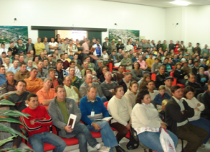 Palestra de orientação conduzida por auditores fiscais aos produtores da região
