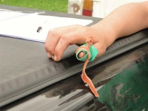 Menino mostra dedo machucado por instrumento usado na colheita de cebola