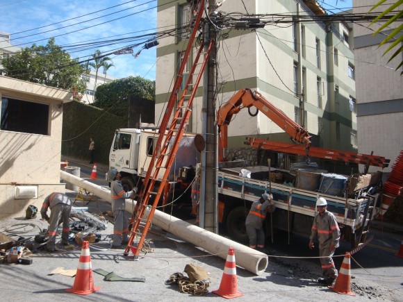 Trabalhadores flagrados em condições análogas às de escravos realizam reparos e construção de postes da Cemig (Fotos: MTE)