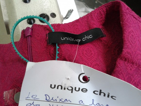 Etiqueta com a marca Unique Chic encontrada na oficina em que trabalhadores foram resgatados. Fotos: Amanda Flor/SRTE-SP