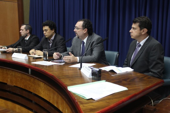 Luiz Fabre, procurador do Ministério Público do Trabalho; Leonardo Sakamoto, coordenador da Repórter Brasil; Carlos Bezerra Jr. (PSDB), deputado federal presidente da CPI; e Renato Bignami, auditor fiscal e coordenador estadual do Programa de Erradicação do Trabalho Escravo da Superintendência Regional do Trabalho e Emprego em São Paulo, durante sessão na Assembleia Legislativa de São Paulo. Fotos: Divulgação