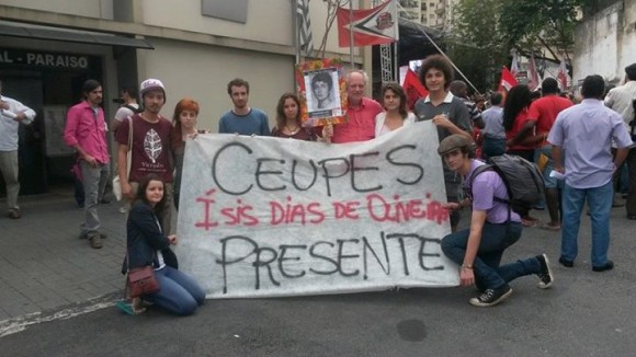 Desaparecida, Ísis hoje dá nome ao Centro Universitário de Pesquisas e Estudos Sociais (CeUPES) Ísis Dias de Oliveira, Centro Acadêmico do curso de Ciências Sociais da Universidade de São Paulo. Na foto, seu nome é exibido em ato para lembrar dos 50 anos do golpe