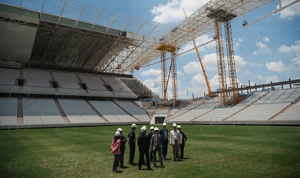 Fiscais do trabalho interditam montagem de arquibancadas do Itaquerão