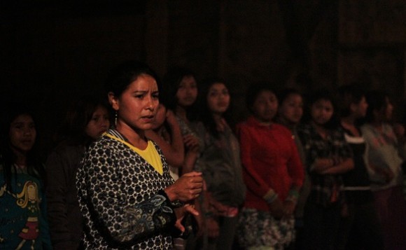 Liderança guarani fala durante o ritual de reza realizado na Aldeia Tenondé Porã. Foto: Beatriz Macruz