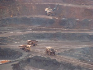 Caminhões gigantes vistos à distância na mina de Carajás. Clique nas imagens para ampliar