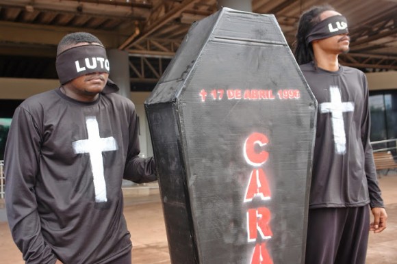 Manifestantes lembram do massacre de Eldorado de Carajás, no qual 19 trabalhadores rurais foram mortos durante manifestação