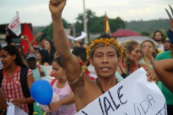 Indígenas realizaram manifestações cobrando respeito aos seus direitos