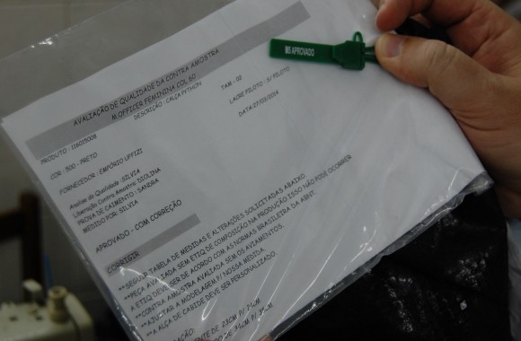 Recomendações técnicas e lacre da M. Officer encontrados na oficina indicam que produção era supervisionada pela empresa. Foto: Daniel Santini