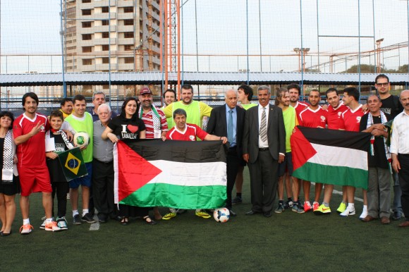 Palestinos e brasileiros, com o reforço de alguns argentinos, posam para foto antes do início da partida. Foto: Tatiana Merlino
