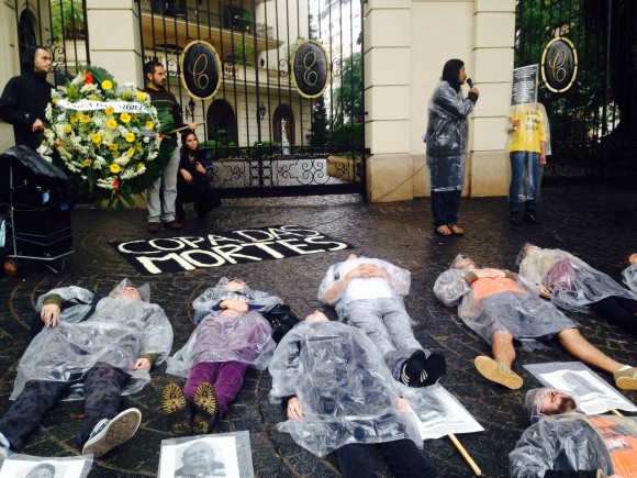 Em frente à casa de Marin, manifestantes realizaram um enterro simbólico dos trabalhadores mortos na construção dos estádios para a Copa. Foto: Divulgação/Comitê Popular da Copa SP