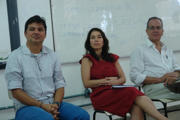 O procurador do MPF no Pará, Felicio Pontes Jr, a cientista social e doutoranda da UFRRJ, Camila Moreno, e o economista e Presidente da Assembleia Constituinte do Equador, Alberto Acosta, debatem no 1º Encontro de Pesquisadores da Panamazônia. Foto: Verena Glass 