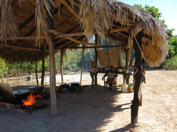 Domingas Pereira Fernandes em sua casa