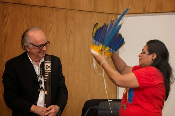 Telma entregou um bastão da chuva, confeccionado com rituais do povo Taurepang, e partilhou também o cocar que ela mesma usava ao professor anfitrião Boaventura de Sousa professor Boaventura de Sousa Santos, coordenador do Projeto ALICE e diretor do CES. Foto: Miguel Mesquita