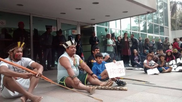 Indígenas guarani protestam em frente ao TRF, em São Paulo. Foto: Comissão Guarani Yvyrupa/Divulgação