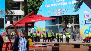 Durante a Copa do Mundo, áreas das cidades-sede foram cercadas para as Fan Fests da Fifa, onde patrocinadores montaram seus quiosques