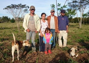 A família Castro, que cultiva alimentos perto do campo de soja ainda disputado. Ao centro, Mariano e Nelida, que perderam um filho no dia da matança. Nas pontas, Alberto e Nestor, que foram alvejados, mas sobreviveram.
