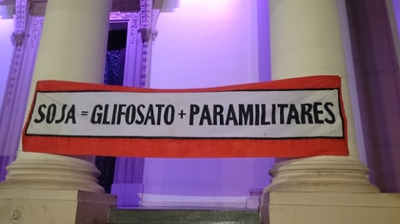 Faixa estendida no centro de Assunção na semana de protestos.