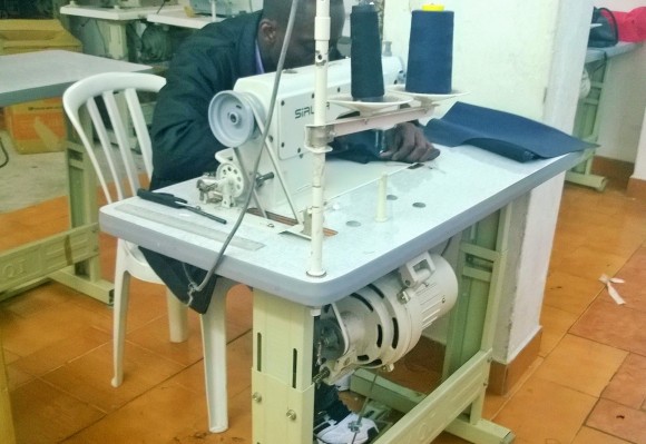 Vítima de trabalho escravo costurando em máquina sem proteção e com riscos à saúde. Fotos: SRTE/SP