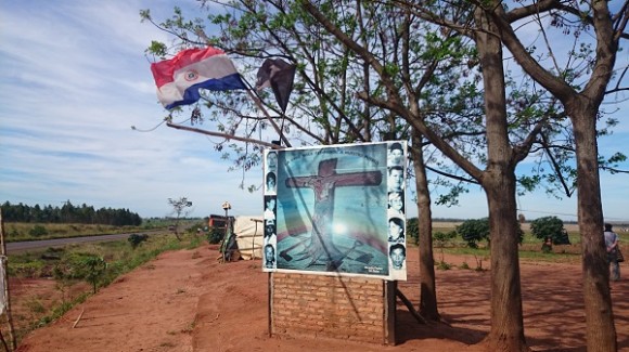 Placa lembra dos agricultores mortos de Marina Kue, confronto em área de cultivo de soja que que deu início ao golpe que derrubou o presidente Lugo.