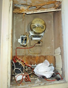 Quadro de força do imóvel irregular apresentava risco de incêndio.