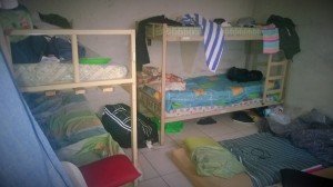 Quarto superlotado usado como alojamento pelos trabalhadores