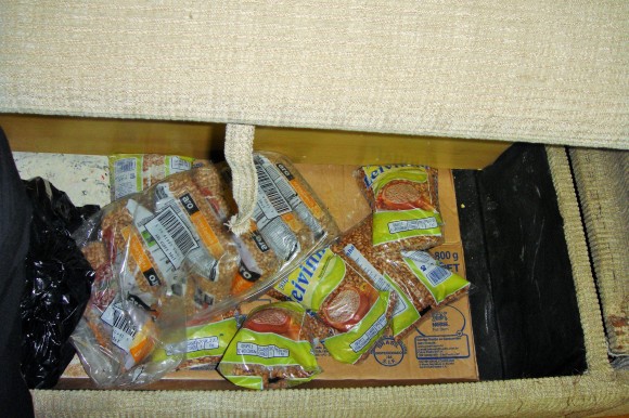 Baú dentro do sofá onde alimentos eram escondidos dos trabalhadores