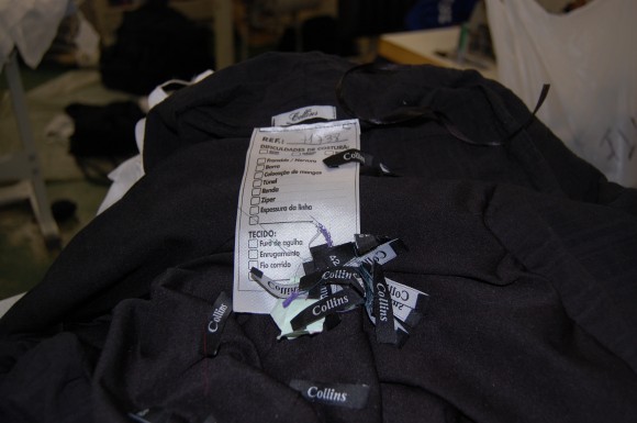 Em fiscalização feita dois anos depois, roupas produzidas para a Collins foram encontradas na oficina. Fotos: Bianca Pyl