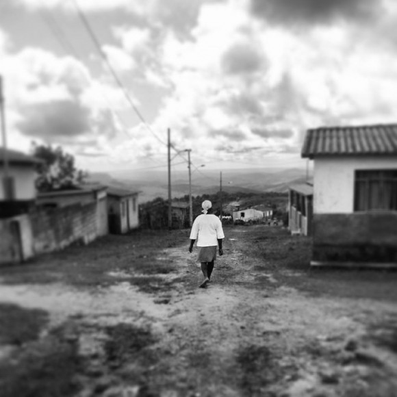 Dona Miúda caminha xxxx. Fotos: xxx