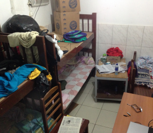 Apertado e sem janelas, alojamento foi considerado em condições degradantes