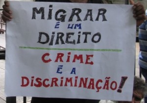 Cartaz exibido durante a última marcha de migrantes em São Paulo. Foto: Lisa Carstensen
